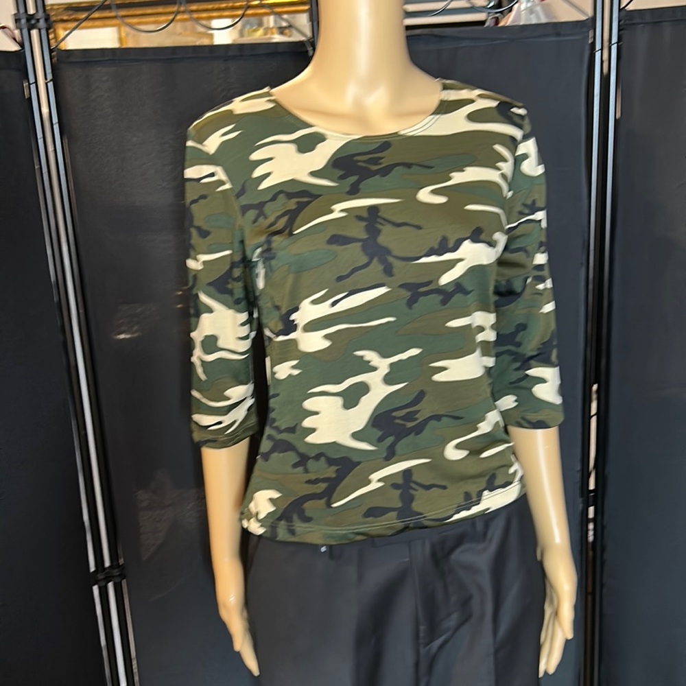 Ivory Camo 3/4 sleeve length shirt. Sz L